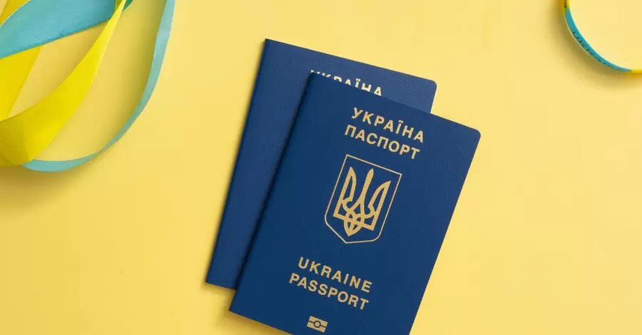 Паспортні сервіси відновили видачу готових документів за кордоном