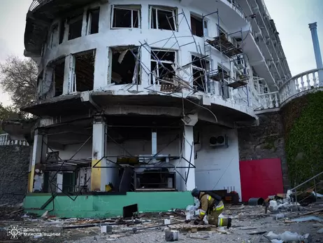 Внаслідок ранкового удару по Миколаєву пошкоджений готель, який недавно відновили після обстрілів 2022 року
