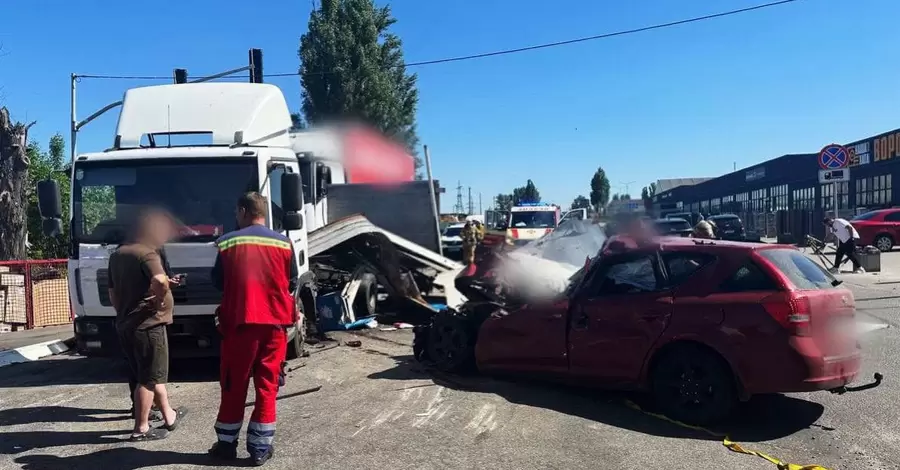 Внаслідок ДТП за участю вантажівки на Київщині загинула родина
