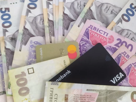 Нові карткові ліміти, нова послуга в «Дії», доплати пенсіонерам та техогляд авто: що зміниться з 1 червня
