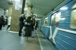 На Крещатике на рельсы метро упала женщина 