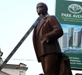 В центре Киева избили кувалдой памятник Ленину 