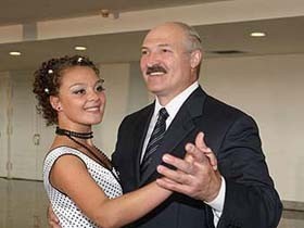 Выпускница решила пожертвовать ногой ради танца с Лукашенко 