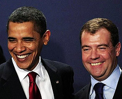 Бараку Обаме Медведев подарил грамоту ХІХ века, а Мишель с девочками отправили на экскурсию по Кремлю 