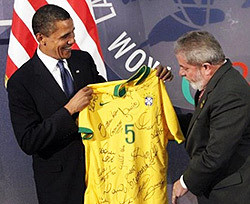 Игроки сборной Бразилии по футболу подписали майку Обаме  