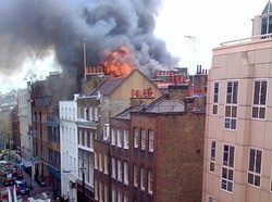 В знаменитом районе Лондона случился крупный пожар 