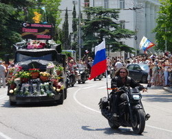 Мотоциклисты привезли в Севастополь подарок Путина - флаг России 