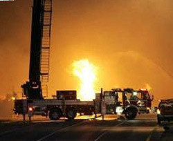 В США взрыв бензовоза привел к обрушению эстакады  