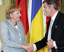 Ющенко поздравил Ангелу Меркель с днем рождения 