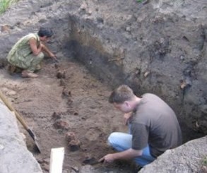 Археологи выкапывают обручальные кольца и крестики из братских могил 