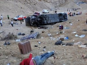 Автобус с туристами врезался в гору в Китае 