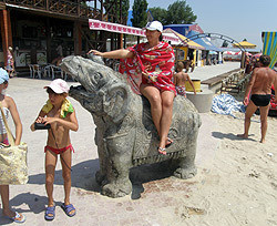 Детвора откопала на пляже в Коблево скульптуру слона XV века 