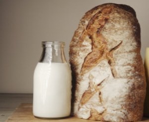 Молоко с хлебом защищает от рака 