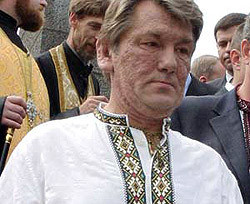 Ющенко подарил патриарху Кириллу вышиванку 