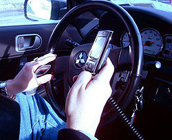 Ученые определили, что отправлять SMS за рулем опаснее, чем ехать пьяным  