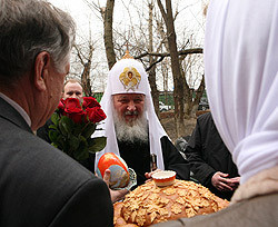 Патриарх подарил Свято-Троицкому монастырю икону 