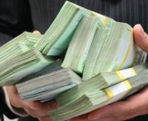 Украинцы опять понесли деньги в банки 