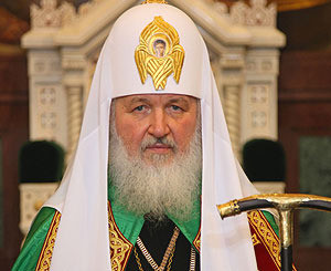 Патриарх Кирилл провел службу в кирпичном ангаре 