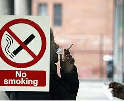 Американцев попросили подписать обязательство бросить курить 