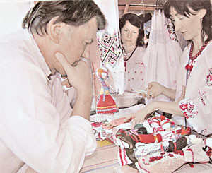 Виктор Ющенко покупает дочкам куклы у полтавской мастерицы 