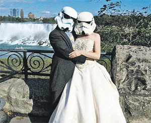 Поженились в масках штурмовиков из «Звездных войн» 