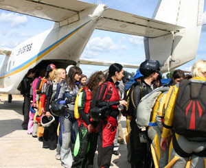 Девушки – парашютистки установили в Киевском небе новый рекорд 