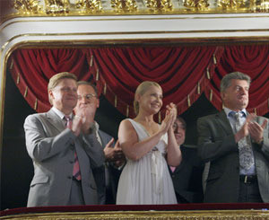 Тимошенко пришла в театр в роскошном белом платье с декольте ФОТО