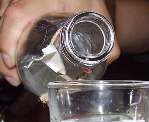 Украинцы стали пить больше водки и меньше запивать 