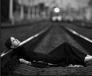 Женщина легла под поезд, а потом встала, отряхнулась и пошла  