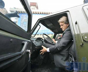Ющенко прокатился по Крещатику на бронетранспортере  
