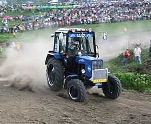 В Крыму устраивают гонки на тракторах 