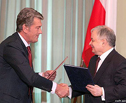 Ющенко обменялся орденами с Качиньским 