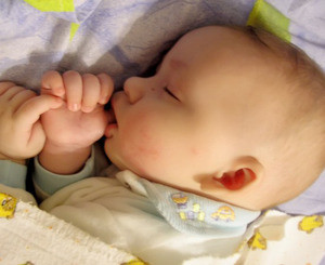 Украинцы стали чаще рожать и усыновлять малышей  