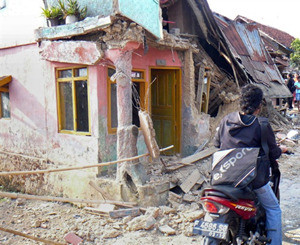 Из-за землетрясения в Индонезии без вести пропали 4000 человек  