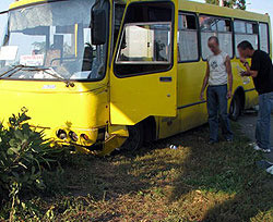 В Киеве вылетела на обочину маршрутка с пасажирами 