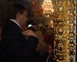 Янукович помолился за Украину 