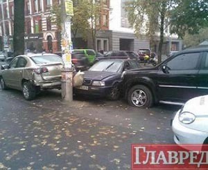 В Киеве друг в друга врезались сразу 7 машин  