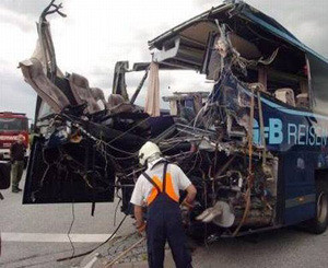 Пассажирский автобус столкнулся с грузовиком: 10 человек погибли 