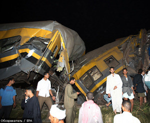 При столкновении пассажирского и грузового поездов погибли 12 человек 