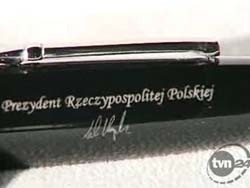 Президент Польши продал поломанную ручку за 6 тысяч долларов 