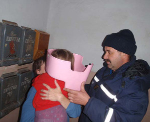 Николаевские МЧСники спасли девочку, которая застряла головой в горшке  