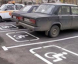 На киевских парковках обустроили места для инвалидов 