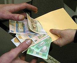 Зарплаты киевлян уменьшились в полтора раза 