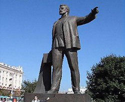 В Киеве демонтировали памятник Петровскому за то, что он устроил Голодомор 