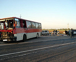 На Харьковской трассе «Икарус» врезался в грузовик: 1 человек погиб и 7 ранены 