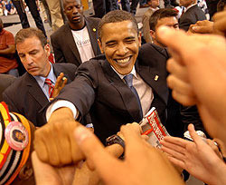 Обама раздает желающим тыквы 