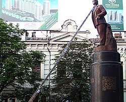 Памятник Ленину сразу же облили краской 
