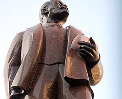 Националисты, облившие краской памятник Ленину, заплатят штраф 