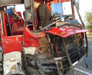 В Харьковской области автобус врезался в грузовик: 1 человек погиб и 9 травмированы 
