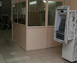 В Ровенской области грабители разрезали банкомат автогеном и забрали из него деньги 